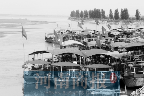 這些出航的船只，都沒有相關(guān)資質(zhì) 記者 王春勝/攝