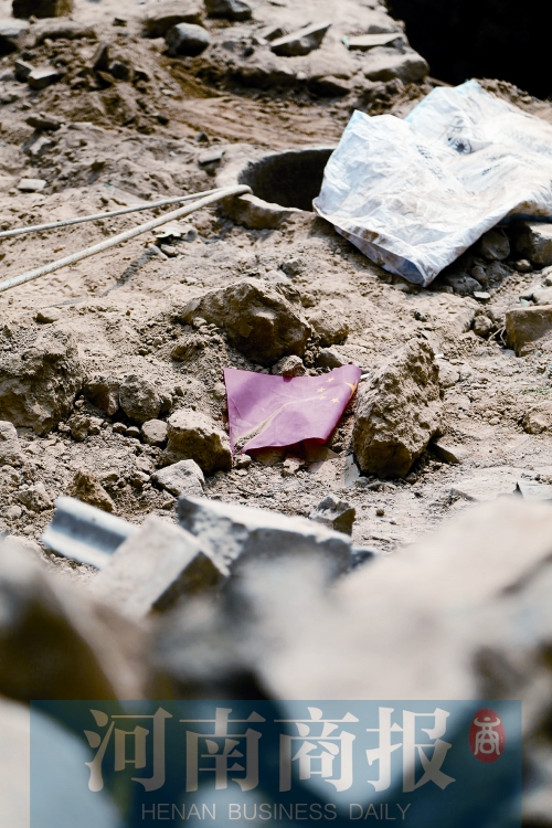 　　孩子墜井前，手里拿著國旗，邊走邊玩……