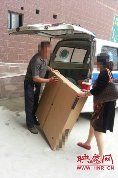 工作人員正在搬卸家具。