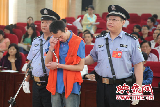 庭審現(xiàn)場，幾度流下淚水的小偉，后悔當(dāng)初太過沖動。魏海勇-攝