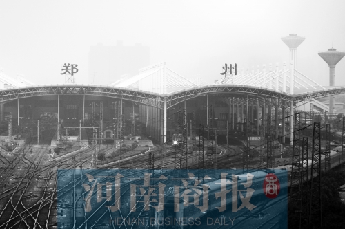 從解放路立交向南望去，火車站南側(cè)一座高樓在霧霾中若隱若現(xiàn)