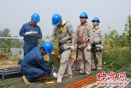 “弟兄們”每次上塔作業(yè)，樊建軍都要認(rèn)真核對檢查，不容一絲失誤出現(xiàn)。