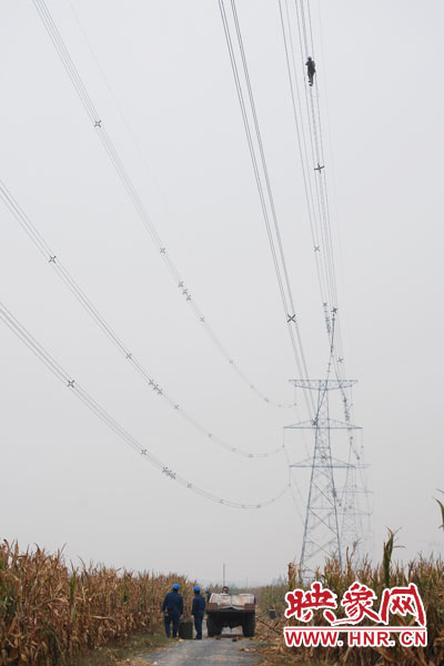 樊建軍自已笑稱，他們更像是一群“高空舞者”。