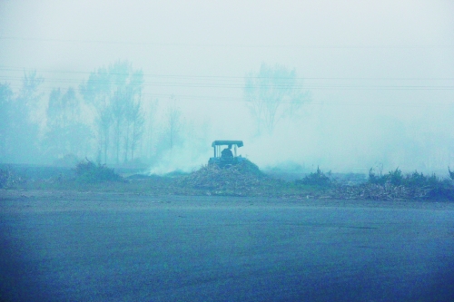 　9月底，南陽(yáng)市社旗縣一處秸稈焚燒現(xiàn)場(chǎng)。此次督察通報(bào)，該縣被罰款9萬(wàn)元。