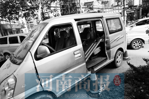 面包車的后座上,放著被掰掉的車門 面包車的后座上,放著被掰掉的車門