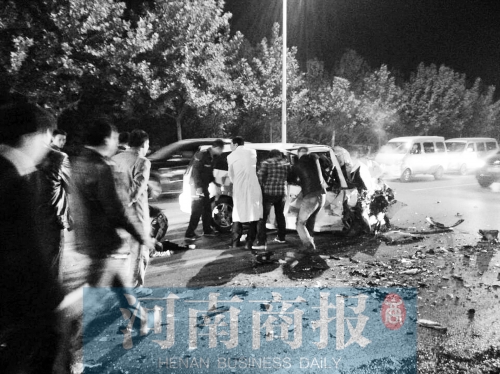 慘劇現(xiàn)場，眾人紛紛上前施救，有人拉住變形的車門，為傷者爭取救援時間