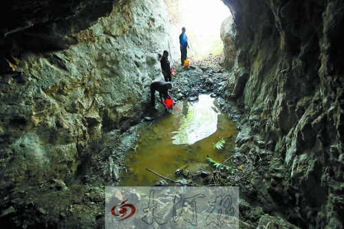 村民說以前這里的水很深，現(xiàn)在也就剩這么一點兒了。