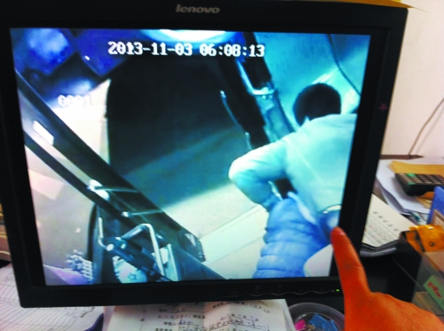 鄭州女公交車長(zhǎng)遭歹徒卡脖索錢(qián) 公司欲為其頒發(fā)委屈獎(jiǎng) 鄭州女公交車長(zhǎng)遭歹徒卡脖索錢(qián) 公司欲為其頒發(fā)委屈獎(jiǎng)