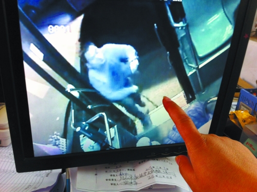 鄭州女公交車長(zhǎng)遭歹徒卡脖索錢(qián) 公司欲為其頒發(fā)委屈獎(jiǎng) 鄭州女公交車長(zhǎng)遭歹徒卡脖索錢(qián) 公司欲為其頒發(fā)委屈獎(jiǎng)