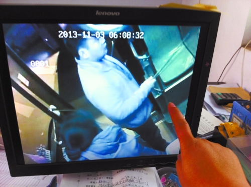 鄭州女公交車長(zhǎng)遭歹徒卡脖索錢(qián) 公司欲為其頒發(fā)委屈獎(jiǎng) 鄭州女公交車長(zhǎng)遭歹徒卡脖索錢(qián) 公司欲為其頒發(fā)委屈獎(jiǎng)