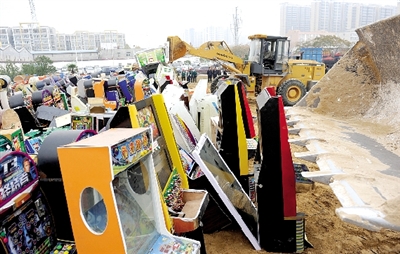 昨日16時，在鄭州市公安局治安支隊院內(nèi)，省會警方集中銷毀了“雷霆”行動中查獲的賭博機(jī)等涉賭物品