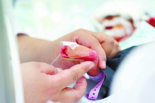 早產(chǎn)兩個(gè)月，孩子的生命之路更需要親人的陪伴。