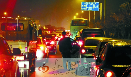 上周五晚上7點多,東風(fēng)東路車輛擁堵,一個多小時只能前行100米。