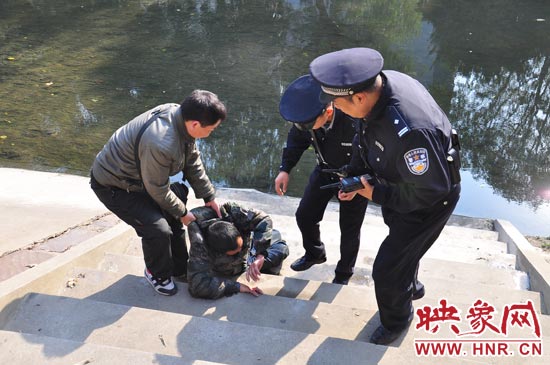 該男子滾入冰冷的金水河，嗆了幾口污水，連滾帶爬從水中出來，隨后被金水路派出所民警救上岸。