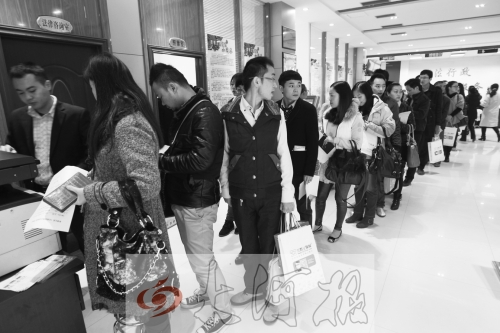 昨天,除復(fù)印材料處有新人排隊外,金水區(qū)民政局婚姻登記處大廳內(nèi)處未見新人排隊的火爆場景。