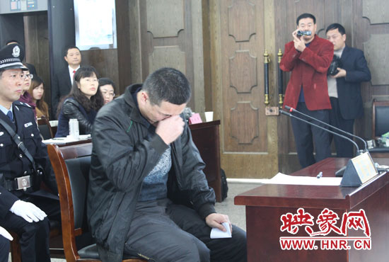 庭審現(xiàn)場(chǎng)，被告人常樹(shù)民哽咽著宣讀手中的悔恨書(shū)。