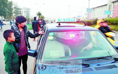 看見有帶小孩的乘客，王師傅都會遞上字條，提醒乘客。