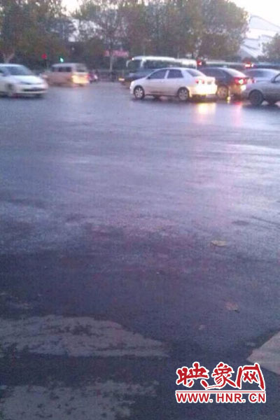 中原路與嵩山路交匯處路面因灑水結(jié)冰。（圖片來自網(wǎng)絡(luò)）