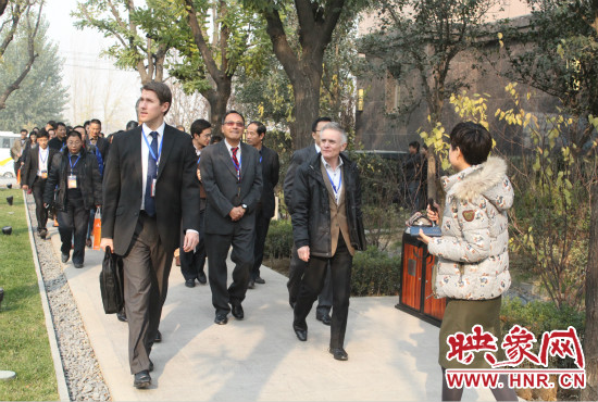 河南鄭州2013服務(wù)外包大會(huì)的嘉賓們參觀了金水科教園區(qū)和河南外包產(chǎn)業(yè)園并留下了深刻的印象。