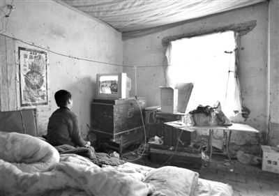 11月21日，武文英小兒子中午放學(xué)回家坐在床上看電視，母親進(jìn)看守所之后，小兒子變得沉默寡言。