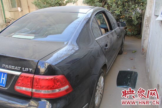 12月12日，鄭州金水區(qū)一小區(qū)汽車車窗被撬