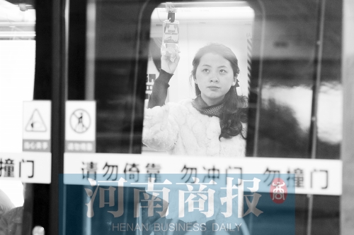 首個上班高峰，地鐵乘客以年輕的上班族為主