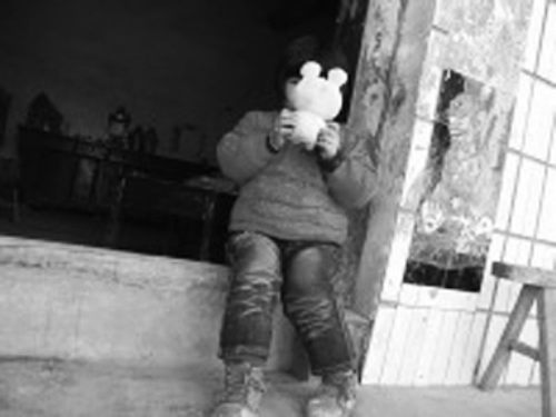 對自己的怪病，依依懵然無知。