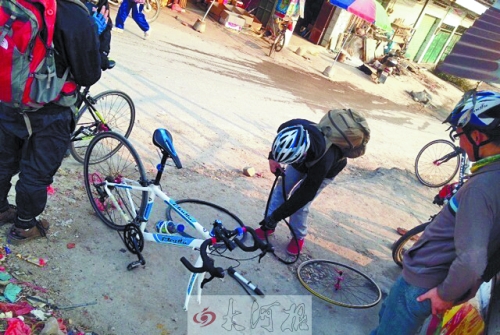 運氣不好，十分鐘被扎了兩次胎，只能自己修車。