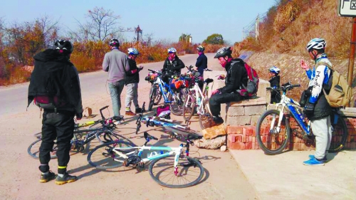 1月21日，他們路過湖南中路鋪鎮(zhèn)，在路邊短暫休息。