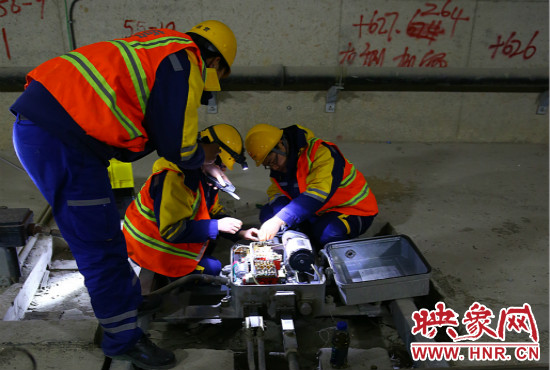 鄭州地鐵設備部各工種的同事們每晚在夜深人靜時的隧道里堅守著自己的崗位。