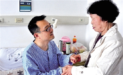 “媽媽,謝謝您的支持!”耿斌拉著媽媽的手。