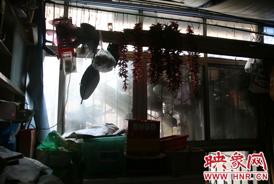 受影響的住戶將自己的窗戶遮擋起來，以防被加蓋樓層住戶看到自家