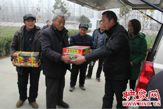 鄭春光的父親鄭慶兵和女兒鄭元元帶著他未完成的夢想來到了鄭集鄉(xiāng)敬老院，看望慰問居住在這里的五保老人。