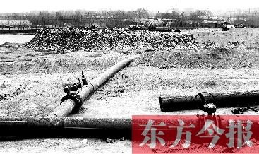 鄭州首座垃圾沼氣電廠并網(wǎng)發(fā)電，集氣管一端連接垃圾山深處，一端連接電廠集氣裝置