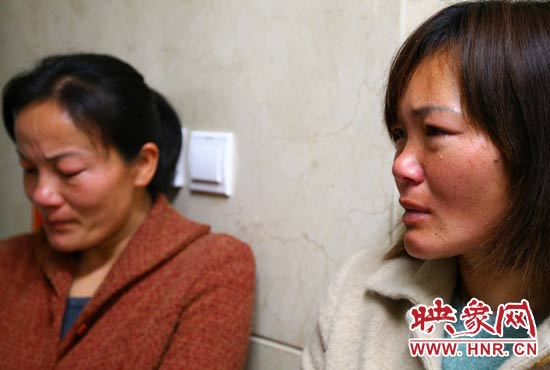 提及現(xiàn)狀，柴小快的女兒不住流淚。