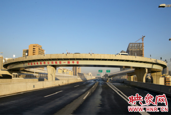 右側(cè)車道為北三環(huán)快速路文化路出口輔道。