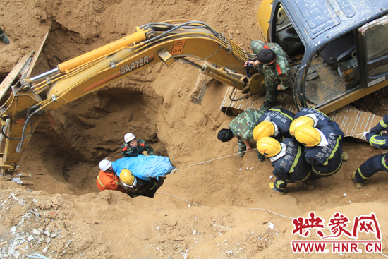 14點10分，經(jīng)過4個多小時的救援，消防官兵發(fā)現(xiàn)被埋男子，現(xiàn)在正從6米多深的塔吊塌方處抬出。