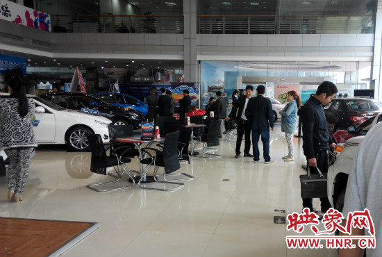 一大早來到4S店選車的顧客絡(luò)繹不絕。