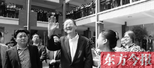 4月23日上午，崔琦偕夫人參觀寶豐一高