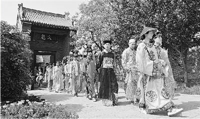 5月1日,大型實(shí)景劇《慈禧駕臨康百萬莊園》將在鞏義康百萬莊園首演。