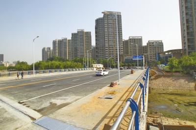 東風(fēng)渠上又一座人車兩用橋正式通車。