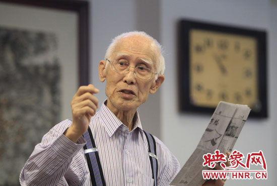 余光中現(xiàn)場朗誦新詩《招魂》。