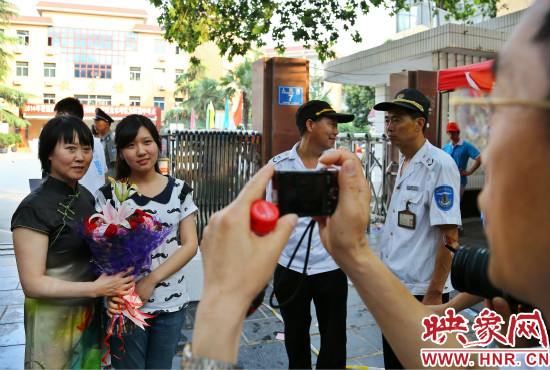 父親用手中的相機記錄下這重要的一刻。