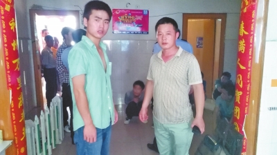 在吳文舉老師的幫助下，王強(qiáng)強(qiáng)（左）從傳銷窩點(diǎn)成功脫險(xiǎn)。