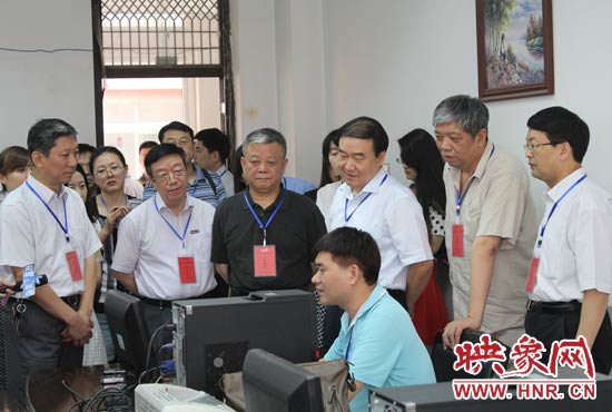 在評卷質(zhì)檢組,工作人員介紹說,今年有四級質(zhì)檢(即小組質(zhì)檢、題組質(zhì)檢、學(xué)科質(zhì)檢、省質(zhì)檢),確保嚴把質(zhì)量