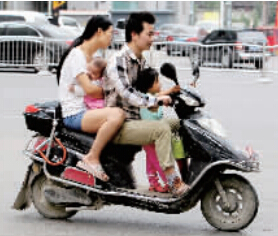 帶著孩子騎電動(dòng)車，安全一定要放在第一位。