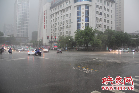 雨幕下的十字路口 雨幕下的十字路口