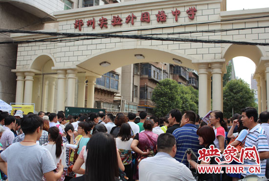 考試快結(jié)束時(shí)，陪考的家長(zhǎng)涌入學(xué)校接孩子。