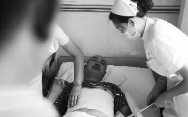 昨天，鄭州市第一人民醫(yī)院，被打傷的鄭州管城區(qū)執(zhí)法隊(duì)員唐建偉在接受治療。