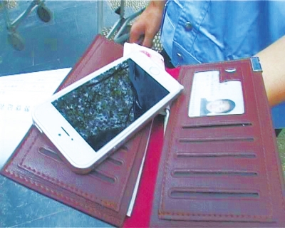 錢包里裝了5000來塊錢,懷里揣著最新的蘋果5S“土豪金”手機 錢包里裝了5000來塊錢,懷里揣著最新的蘋果5S“土豪金”手機